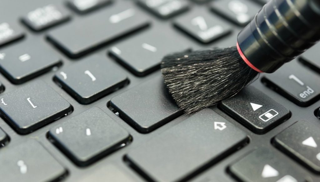 Πληκτρολόγιο: Πως να καθαρίσετε την εστία μικροβίων που όλοι αγνοούμε