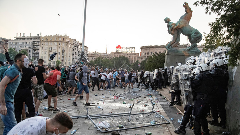 Οργή και πάθος κατά των νέων απαγορεύσεων λόγω κορωνοϊού στην Σερβία – Εκατοντάδες τραυματίες διαδηλωτές και αστυνομικοί