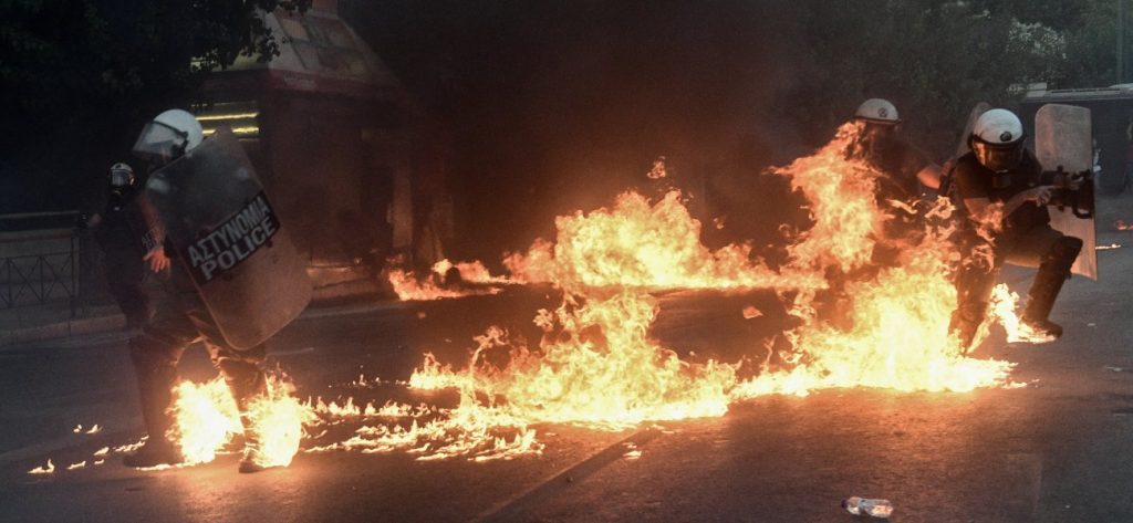 Επεισόδια Σύνταγμα: Εννέα συλλήψεις από την χθεσινή διαδήλωση – Συγκέντρωση συμπαράστασης στην  Ευελπίδων