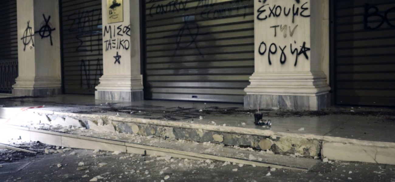 Τα αποτελέσματα της διαδήλωσης: Καταστροφές στον Μεγάλο Περίπατο και σε προσόψεις ξενοδοχείων (φώτο)