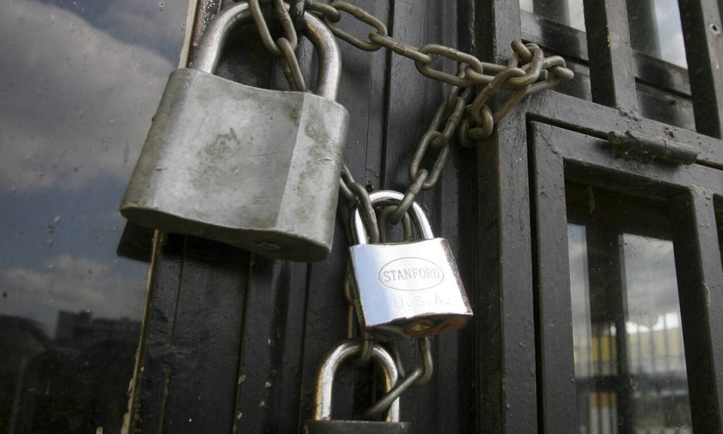 «Λουκέτο» σε δύο καταστήματα στην Πάτρα επειδή είχαν… δύο άτομα παραπάνω