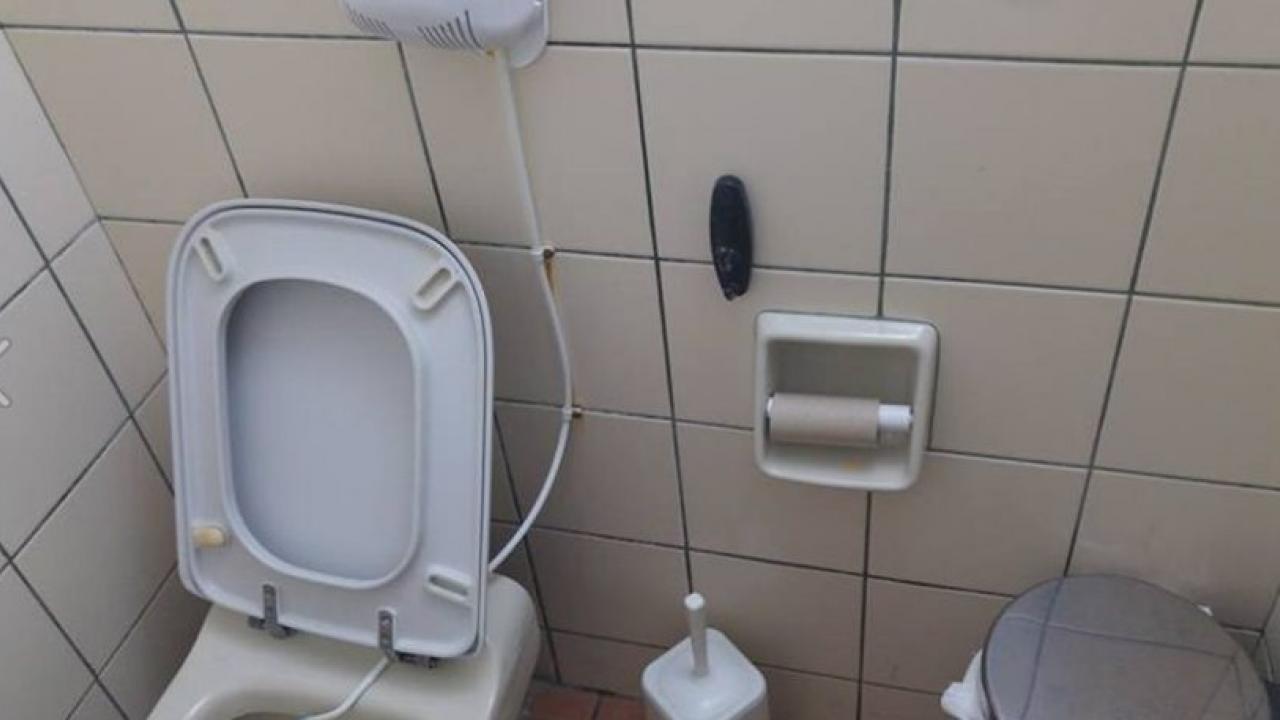 Επικό: Ανακοίνωση σε τουαλέτα για τους… άστοχους – «Όταν θέλετε να αφοδεύσετε το χοντρό σας στοχεύστε» (φώτο)