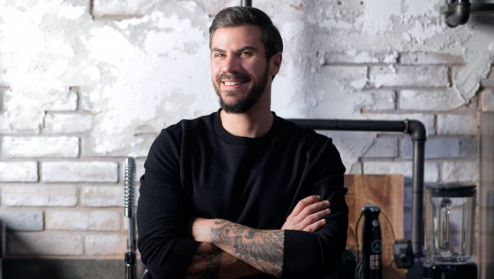 Αγρίεψε: Το νέο look του Άκη Πετρετζίκη δεν μπορείς να μην το σχολιάσεις (φωτο)