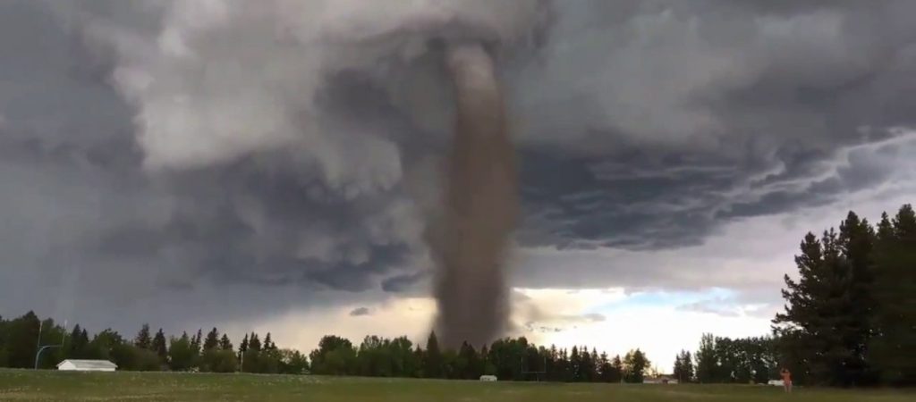 «Τρελάθηκε»: Κυνηγός ανεμοστρόβιλων πλησίασε έναν και κατέγραψε απίστευτες εικόνες! (βίντεο)