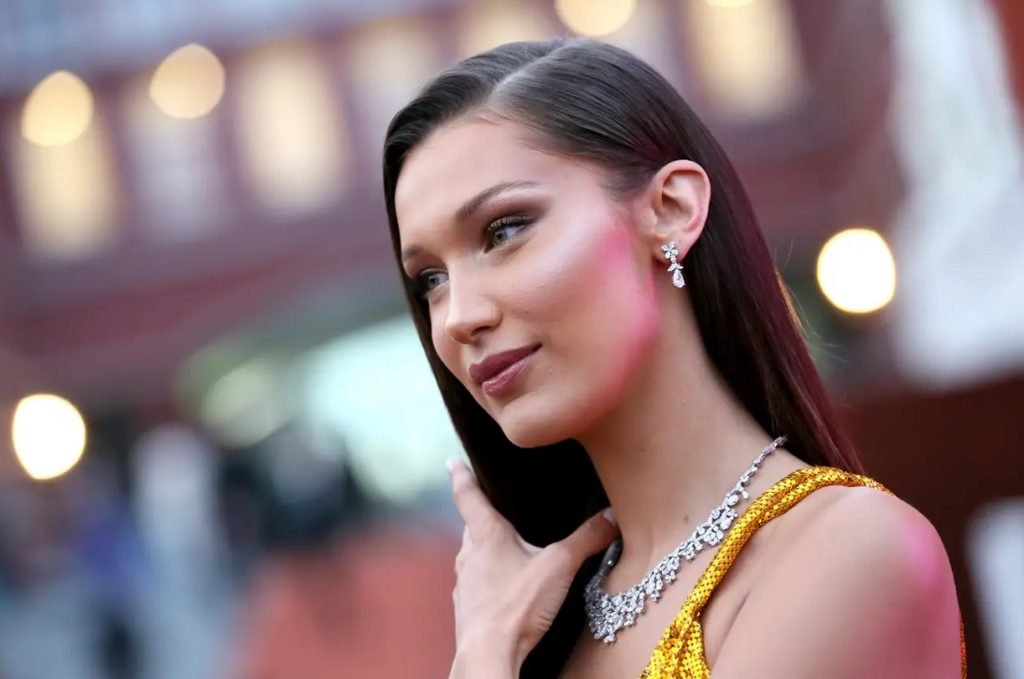 Οι προκλητικές πόζες της Μπέλα Χαντίντ που θα σου «πάρουν το μυαλό» (φωτο)