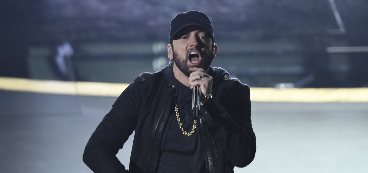 O Eminem ραπάρει για όσους δεν φορούν μάσκα: «Είμαι στο γαμ***** φέρετρο επειδή έβηχες» (βίντεο)