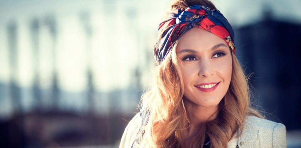 Τάμτα: Εντυπωσιακή με πράσινο μαγιό σε ερημική παραλία (φωτό)