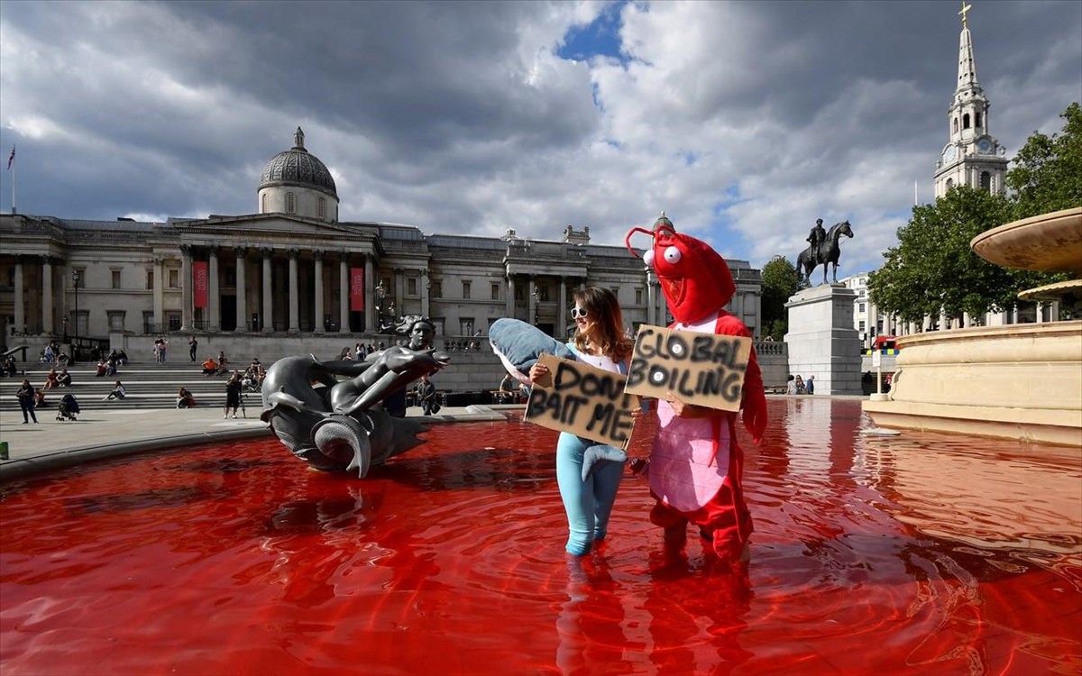 Λονδίνο: Κόκκινη μπογιά σε σιντριβάνια από ακτιβιστές υπέρ των δικαιωμάτων των ζώων