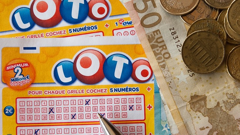 Υπάλληλος αγόρασε τυχερό δελτίο με 6 ευρώ και κέρδισε 1 εκατ. (φωτό)