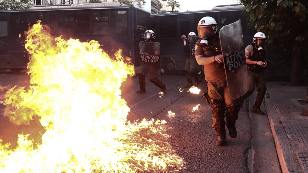 Επεισόδια Σύνταγμα:  Τον Σεπτέμβριο η δίκη του αστυνομικού που εμπόδισε τη σύλληψη διαδηλωτή