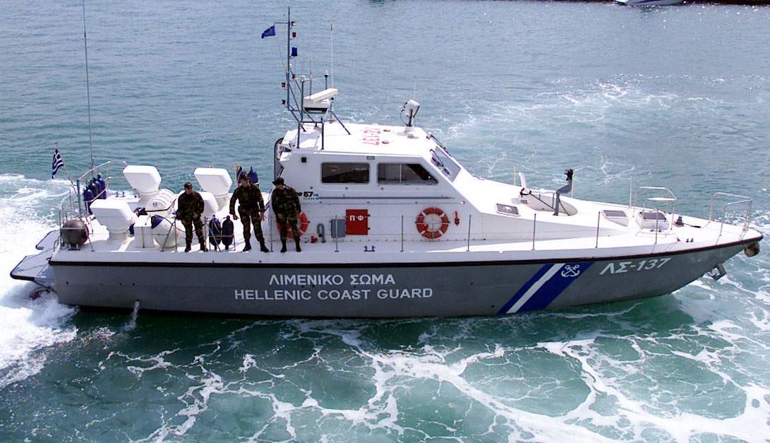 Κορινθία: Στιγμές αγωνίας για σκάφος που βούλιαξε με 7 επιβαίνοντες