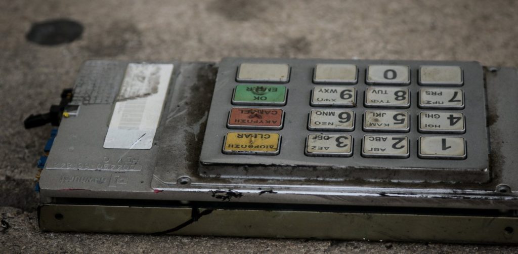 ΕΛ.ΑΣ – Θεσσαλονίκη: Χειροπέδες σε τρία άτομα για απόπειρες διάρρηξης τεσσάρων ΑΤΜ