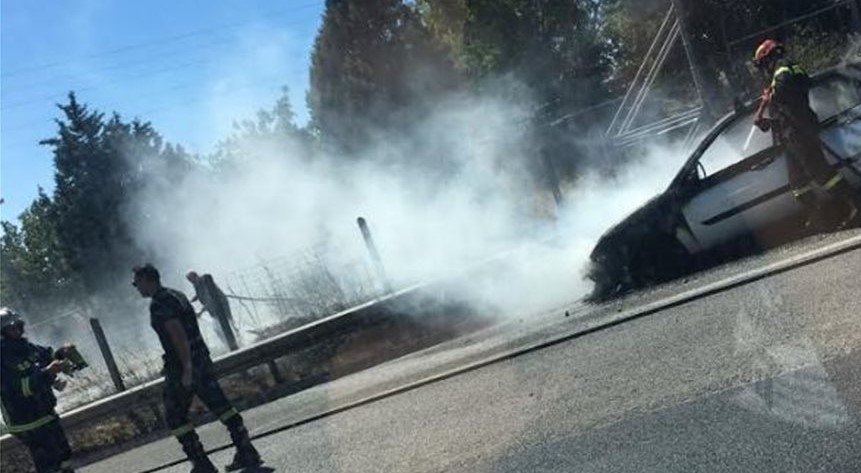 Αυτοκίνητο τυλίχθηκε στις φλόγες στην Αθηνών – Λαμίας (βίντεο)