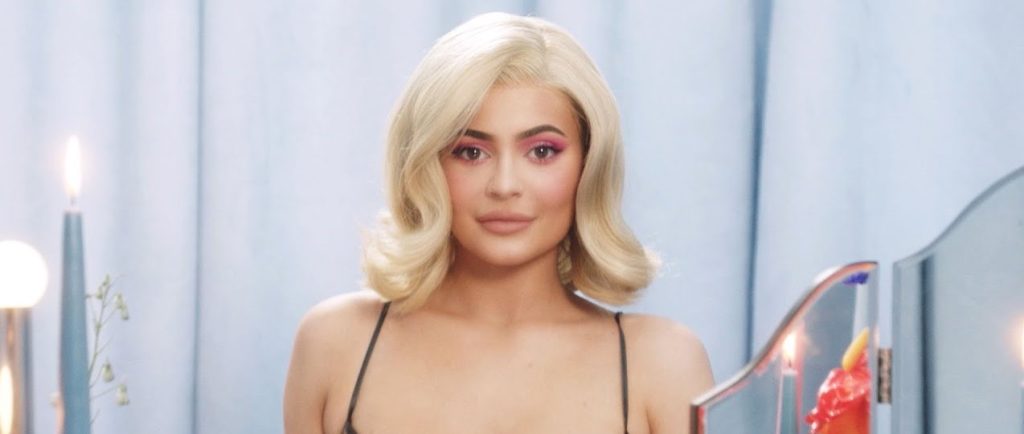 Kylie Jenner: Με απίστευτα κοντό φόρεμα που θα μπορούσε να είναι μπλούζα (φωτό)