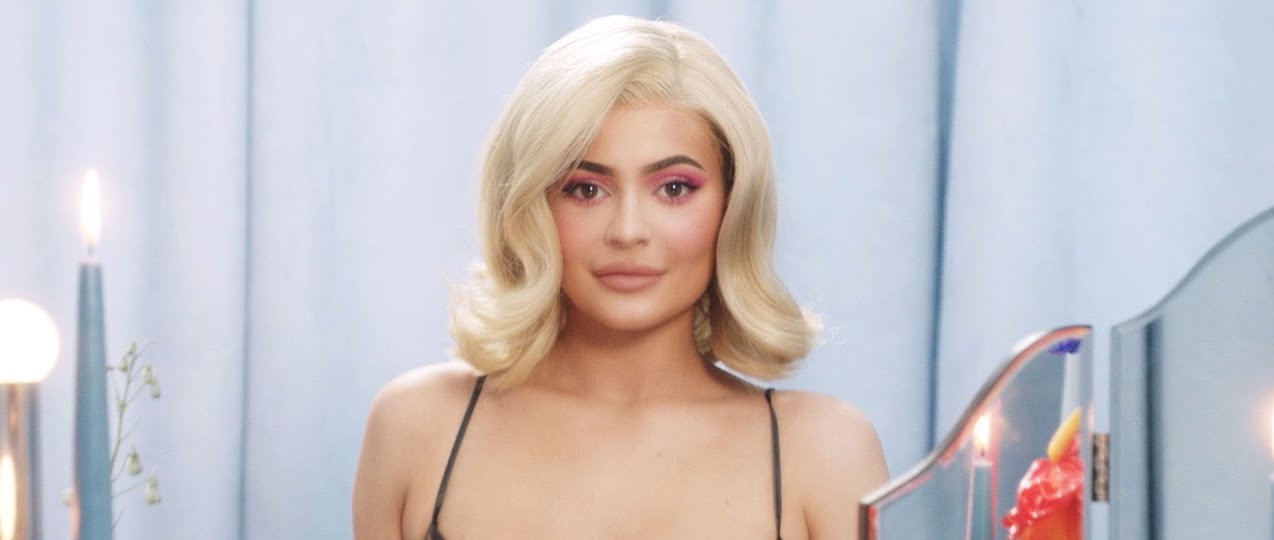 Kylie Jenner: Με απίστευτα κοντό φόρεμα που θα μπορούσε να είναι μπλούζα (φωτό)