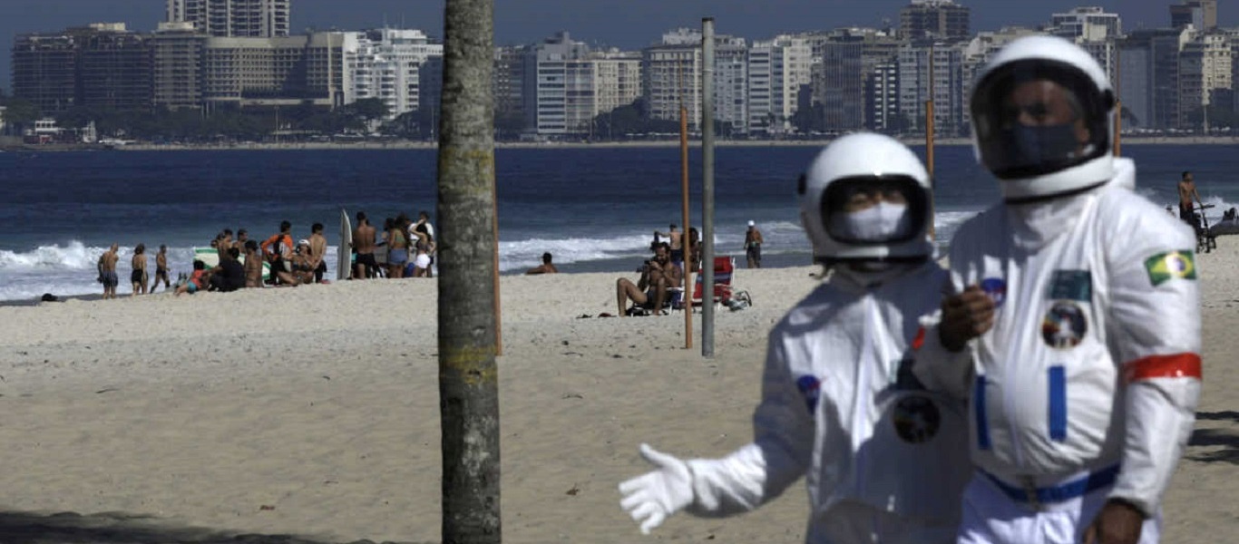 Βραζιλία: Έβαλαν στολή αστροναυτών για να βγουν βόλτα στη φημισμένη Κόπα Καμπάνα (φώτο)