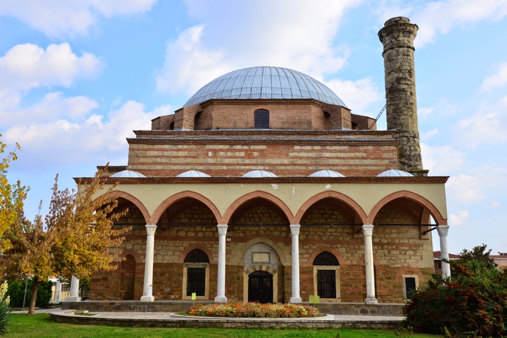 Τρίκαλα: Επίθεση πολιτών με πέτρες στο Κουρσούμ Τζαμί – Αναζητούνται από την αστυνομία (φώτο)