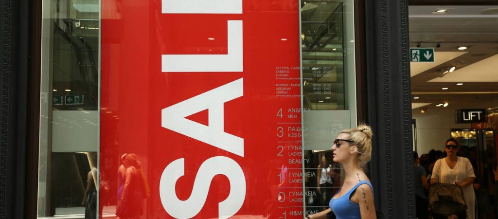 Ξεκινούν σήμερα οι θερινές εκπτώσεις – Πόσο θα διαρκέσουν και τι πρέπει να προσέξουν οι καταναλωτές