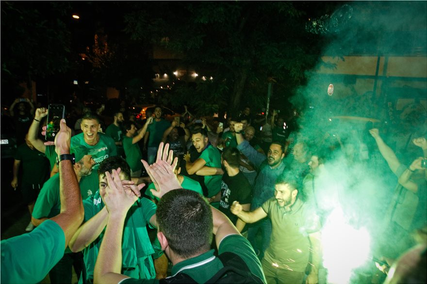 Παναθηναϊκός: Καπνογόνα, συνωστισμός και γλέντι για τον τίτλο στο βόλεϊ (φωτο)