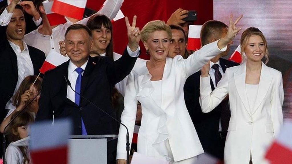 Πολωνία: Επανεξελέγη ο Αντρέι Ντούντα