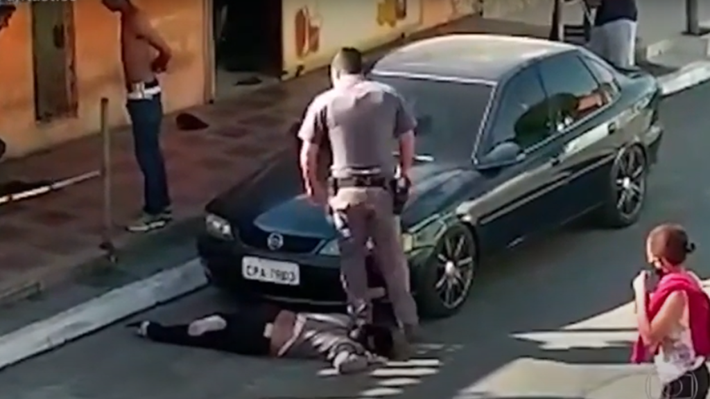 Βραζιλία: Αστυνομικός πάτησε στον λαιμό γυναίκα (βίντεο)