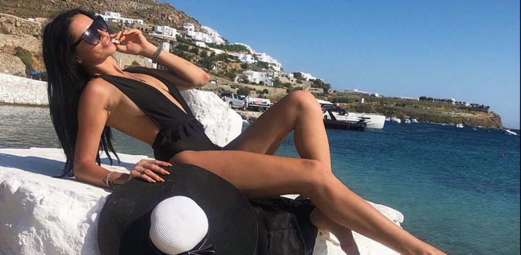 Ατύχημα για την Δήμητρα Αλεξανδράκη την ώρα που… έσβηνε τα κεράκια της! (φώτο)