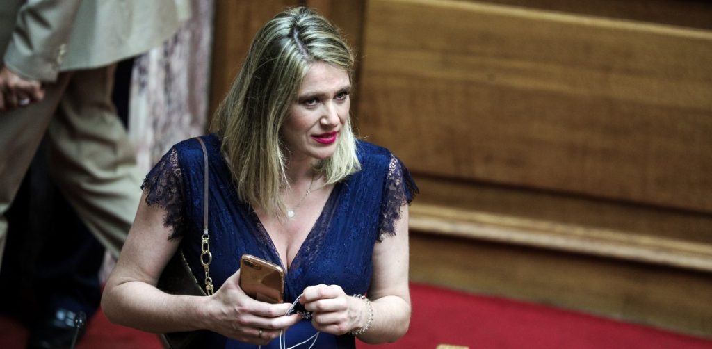 Άγνωστοι πέταξαν τρικάκια και μπογιές στο πολιτικό γραφείο της Άννας Ευθυμίου (φώτο)