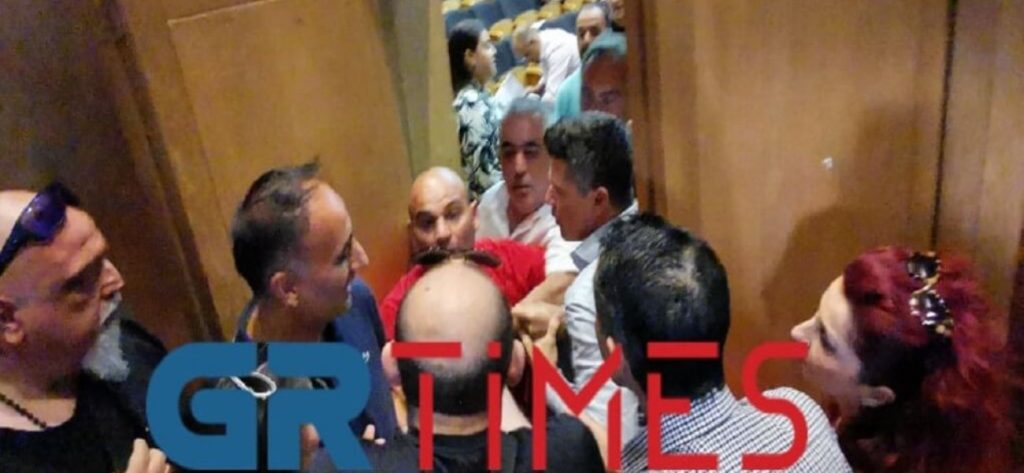 «Άναψαν τα αίματα» στο δημοτικό συμβούλιο της Καλαμαριάς – Γονείς πιάστηκαν στα χέρια με σύμβουλο