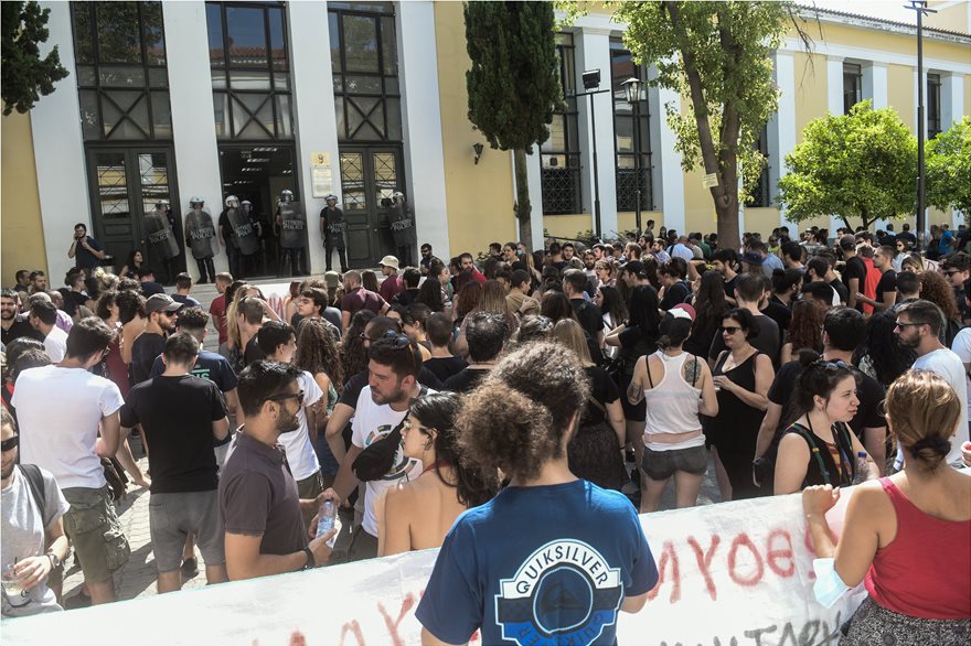 Συγκέντρωση διαμαρτυρίας στην Ευελπίδων για τους 9 συλληφθέντες στα επεισόδια στο Σύνταγμα (φωτο)