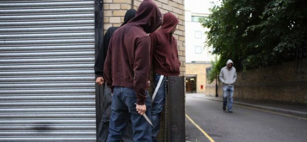 Μάντσεστερ: Συμμορία επιτέθηκε σε οδηγό αυτοκινήτου με τσουγκράνα (βίντεο)