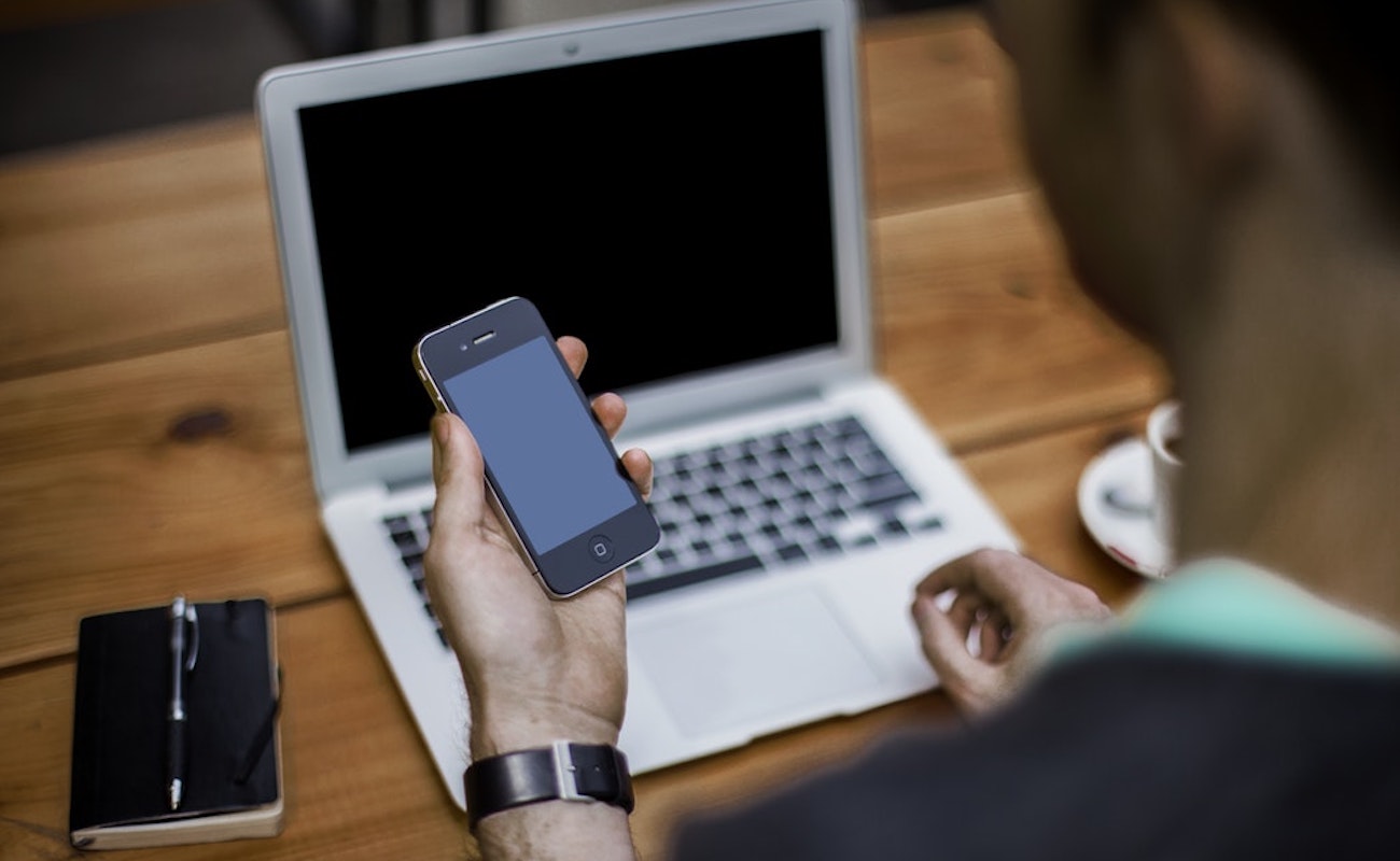 Νέα έρευνα: Να γιατί δε πρέπει να έχετε το κινητό σας πάνω στο γραφείο – «Καταγράφεται κάτι σαν εγκεφαλική διαρροή»