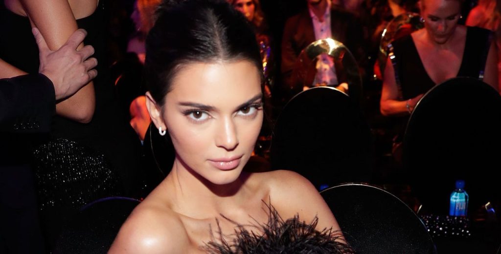 Κένταλ Τζένερ: Φωτογραφίζεται με αποκαλυπτικό μαγιό και καουμπόικο καπέλο και οι followers της «υποκλίνονται» (φωτο)