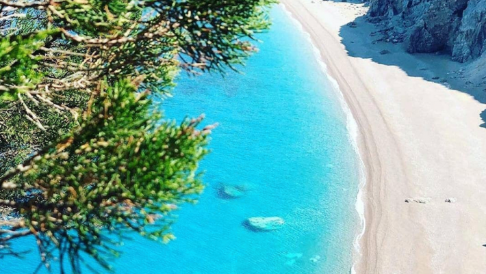 Ασανσέρ 100μ., τούνελ 130 μ.: Στην πιο συγκλονιστική παραλία της Ελλάδας η κατάβαση γίνεται εμπειρία ζωής (φωτο)