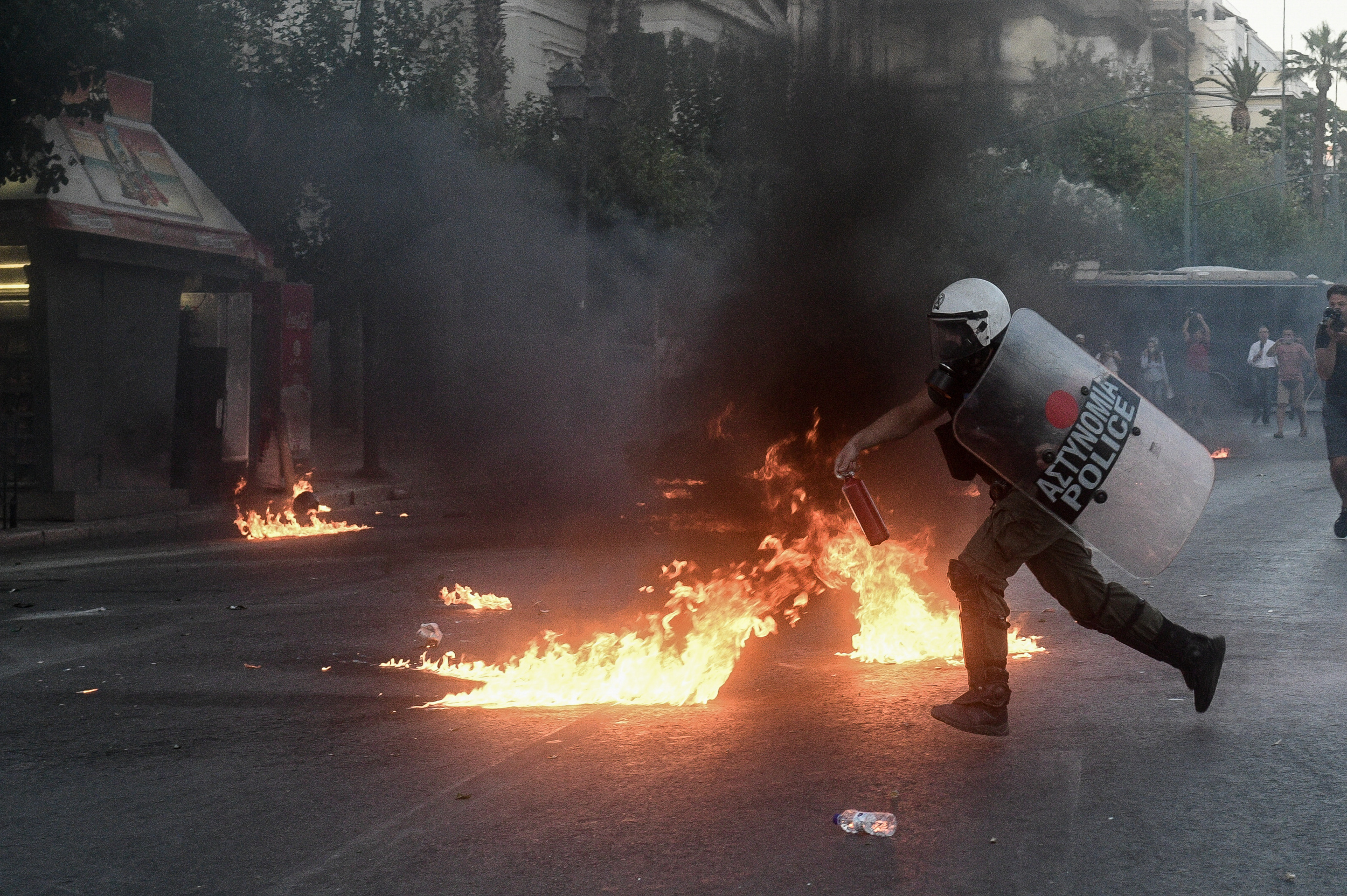 Στον ανακριτή σήμερα οι εννέα συλληφθέντες για τα επεισόδια της περασμένης Πέμπτης στο κέντρο της Αθήνας