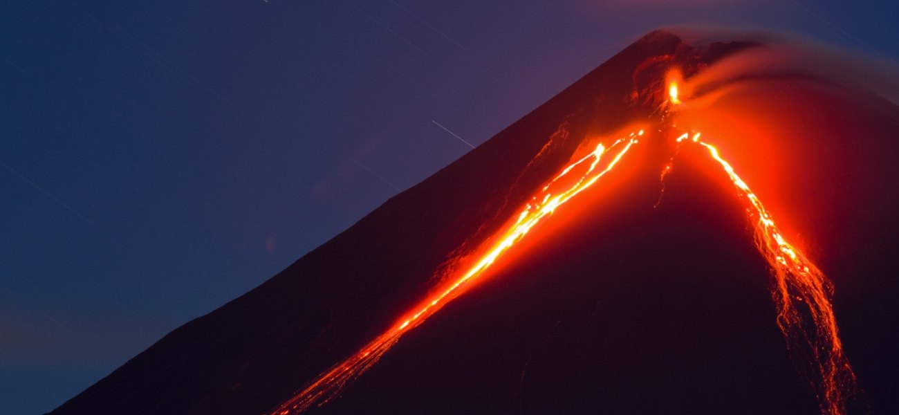 Εγκλωβισμένος τουρίστας κοντά στον κρατήρα ηφαιστείου – Αγώνα από τους διασώστες για να τον σώσουν (βίντεο)