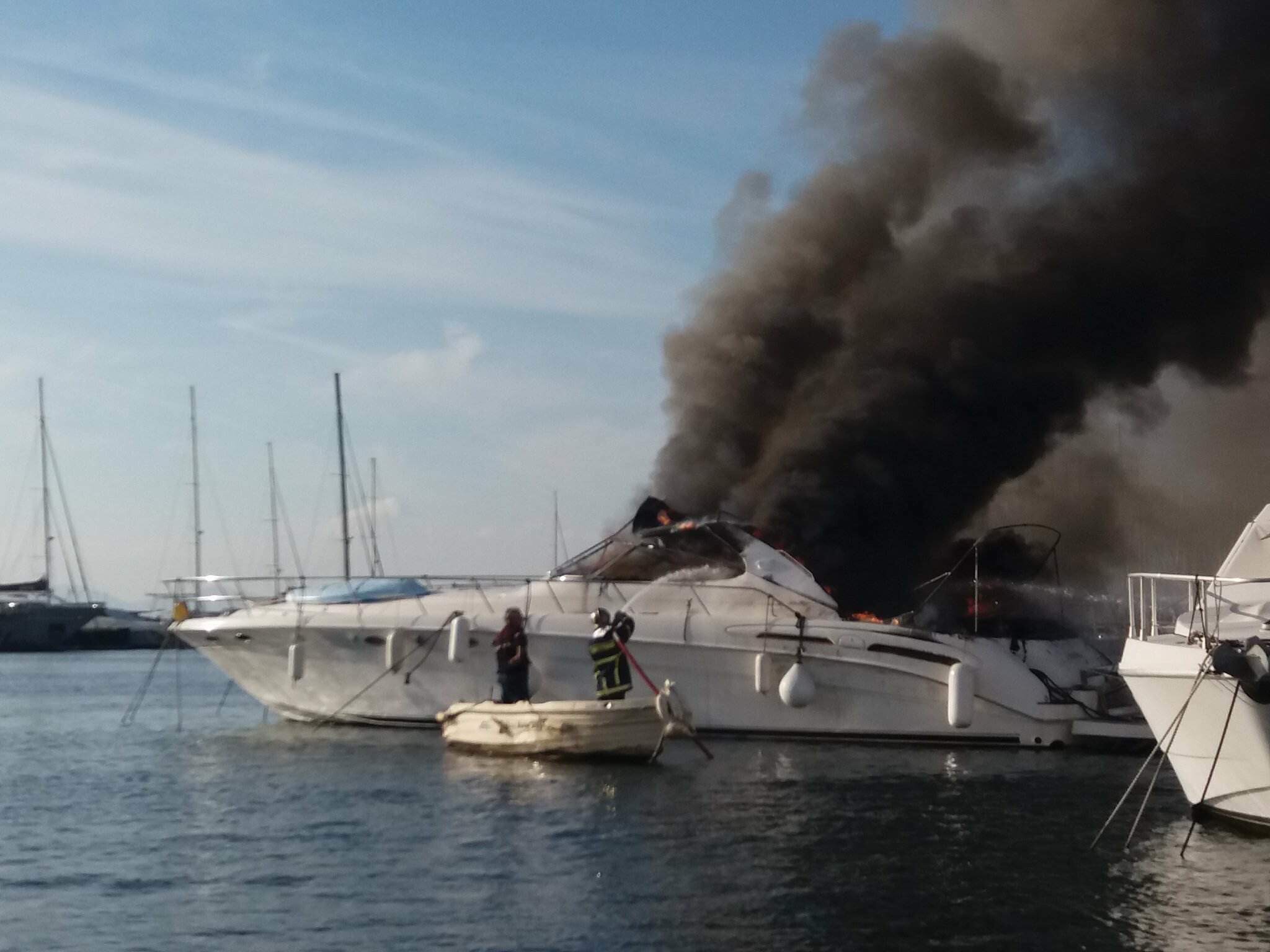 Κέρκυρα: Φωτιά ξέσπασε σε σκάφος στα Γουβιά – Καταστράφηκε ολοσχερώς