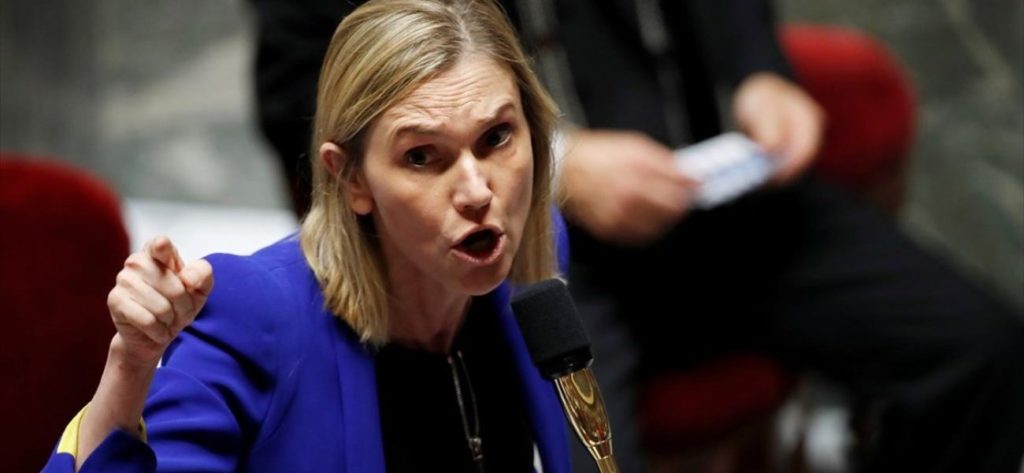 Γαλλία: Υφυπουργός ξέχασε την μάσκα της στις εκδηλώσεις για την εθνική επέτειο και δεν αντέδρασε αρκετά ήρεμα