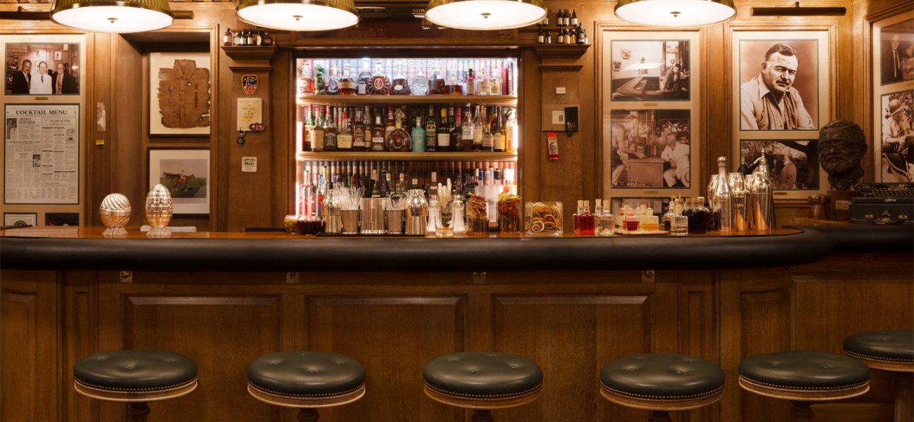Επικός ιδιοκτήτης μπαρ χρησιμοποιεί ηλεκτρικό φράχτη για την τήρηση αποστάσεων (φώτο)