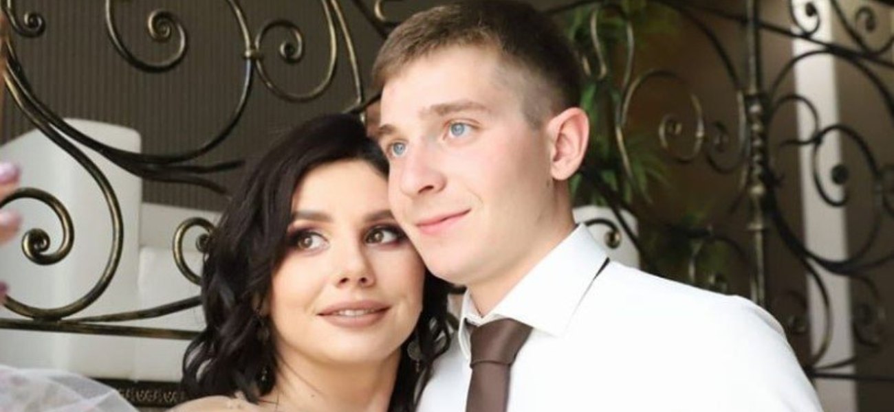 Ρωσία: 35χρονη influencer παντρεύτηκε τον 20χρονο θετό γιο της (βίντεο)
