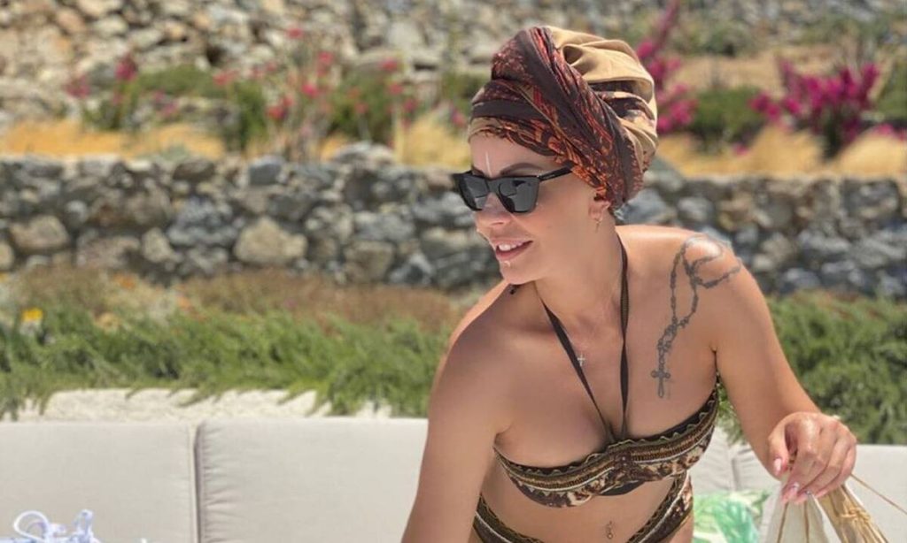 Μύκονος: Αναστάτωσε με το «μαύρο» μπικίνι της η Ιωάννα Λίλη (βίντεο)