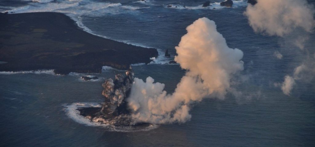 Ηφαιστειακό νησί «επεκτάθηκε ραγδαία» μέσα σε λίγες ημέρες (βίντεο)
