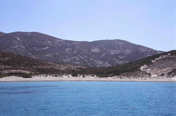 Αυτό είναι το μεγαλύτερο ακατοίκητο νησί του Αιγαίου – Βρίσκεται κοντά στη Μήλο (φωτο)