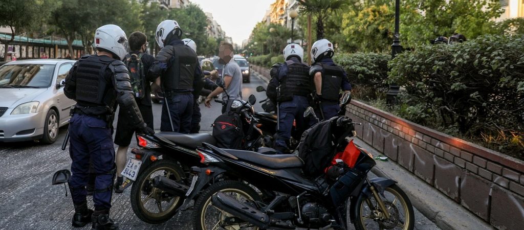 Τρεις συλλήψεις για τα επεισόδια έξω από την ΑΣΟΕΕ (βίντεο)