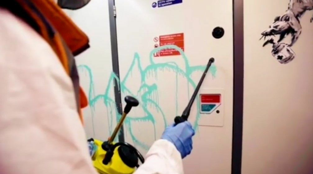 Banksy:Το έργο του για τον κορωνοϊό στο μετρό του Λονδίνου καθαρίστηκε κατά λάθος (βίντεο)