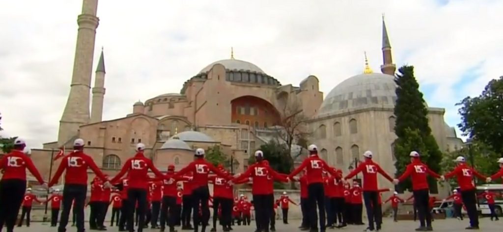Ο Τ. Ερντογάν προκαλεί ξανά: Σόου μπροστά από την Αγία Σοφία στην επέτειο του πραξικοπήματος (βίντεο)