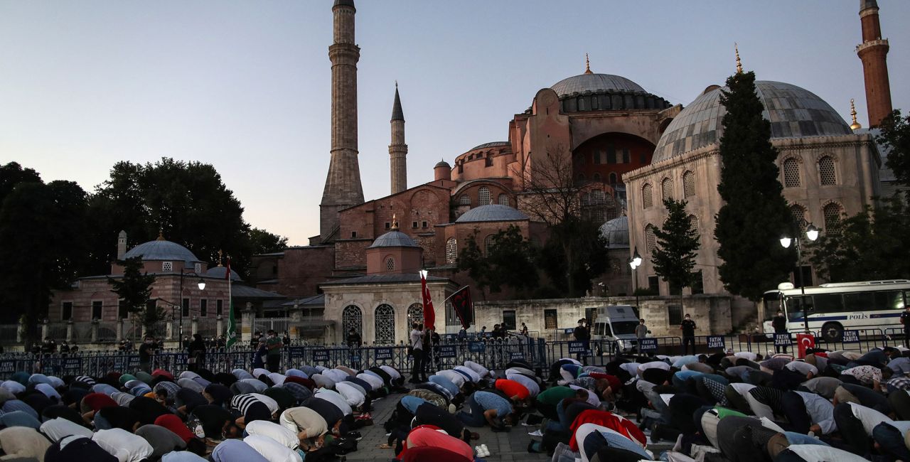 «Η Πόλη εάλω»: Κατεβάζουν τις πινακίδες «Μουσείο» από την Αγία Σοφία οι Τούρκοι (βίντεο)