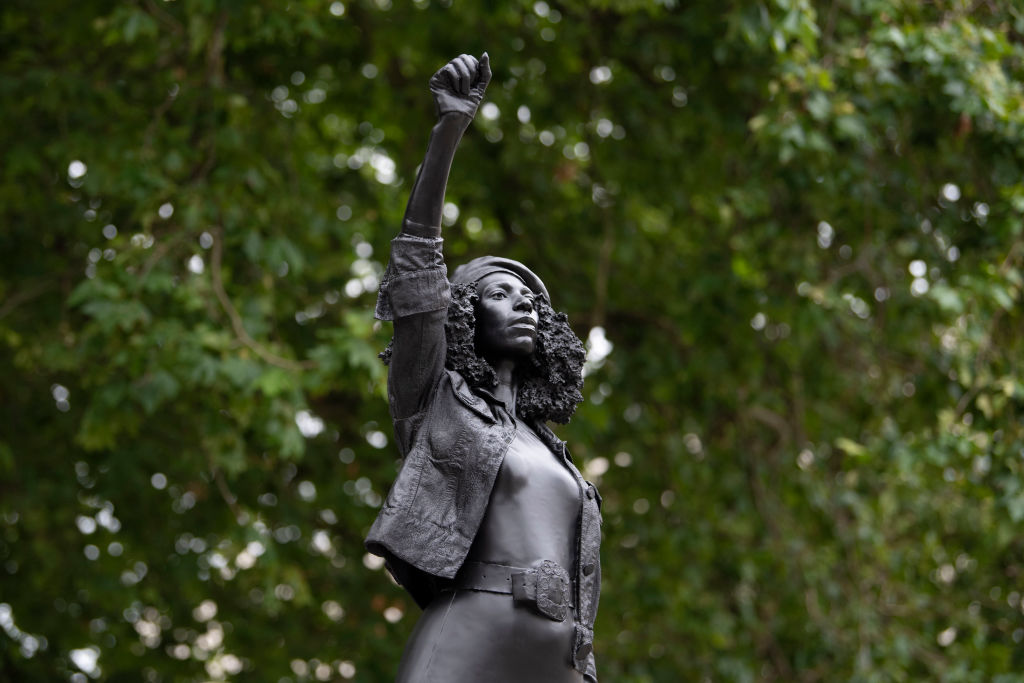 Μ.Βρετανία: Αντικατέστησαν άγαλμα φιλάνθρωπου με άγαλμα μαύρης ακροαριστερής διαδηλώτριας! (φώτο)
