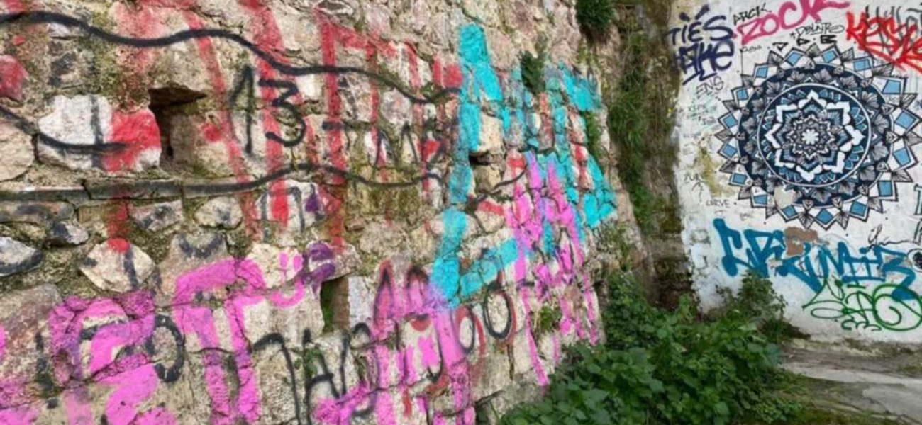Δήμος Αθηναίων: Μεγάλη επιχείρηση σβήσιμο γκράφιτι στην οδό Αθηνάς (φώτο)