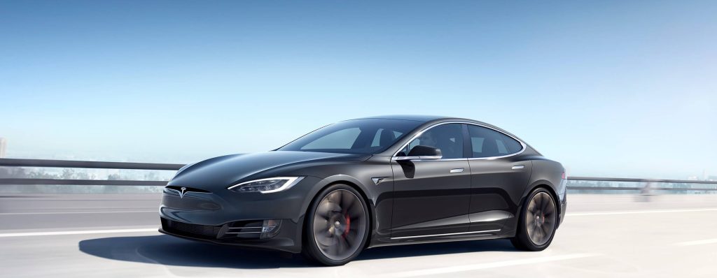 Προφυλακτήρας ολοκαίνουριου Tesla έφυγε ενώ ήταν εν κινήσει (βίντεο)