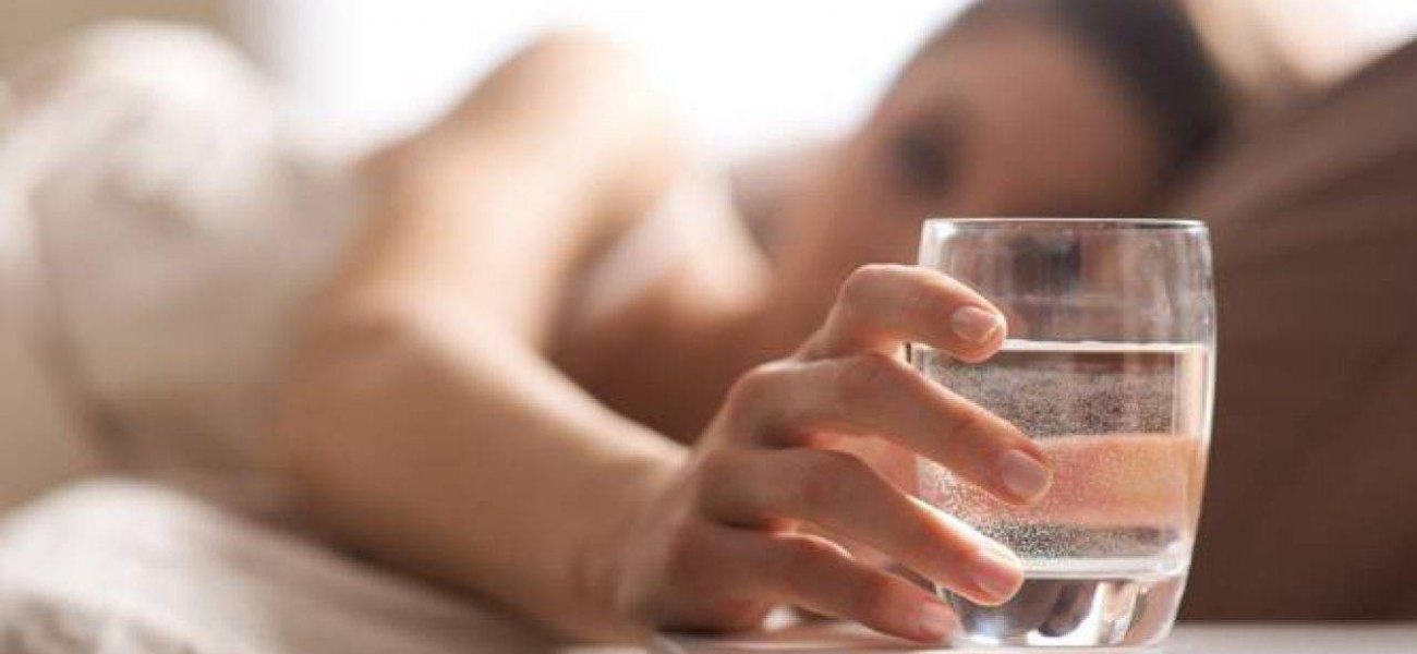 Δεν πρέπει να πίνετε νερό που έχετε δίπλα στο κρεβάτι σας – Δείτε τους λόγους